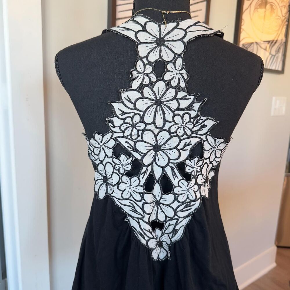 Vintage Body Central Tank Top \ Black Y2K Top with Beautiful White Flower Back